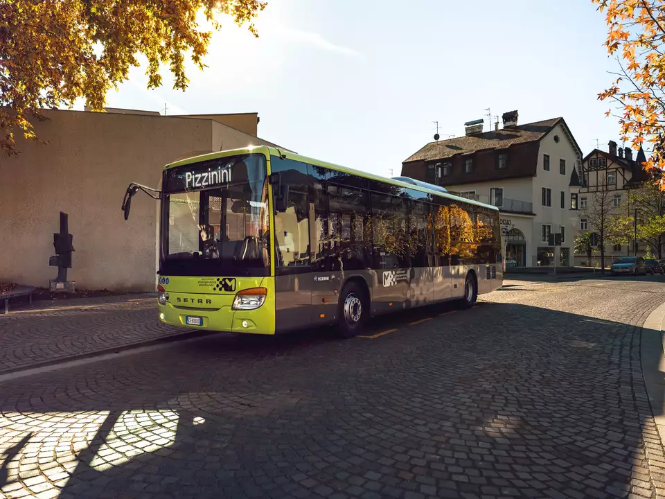 Eine ganze Reihe von Verbesserungen für den öffentlichen Nahverkehr mit Bussen greift ab 15. Dezember fürs Eisacktal. So fahren zum Beispiel ab diesem Datum Busse an Werktagen alle 15 Minuten von Sarns und Albeins nach Brixen. Im Bild ein Bus in Brixen.