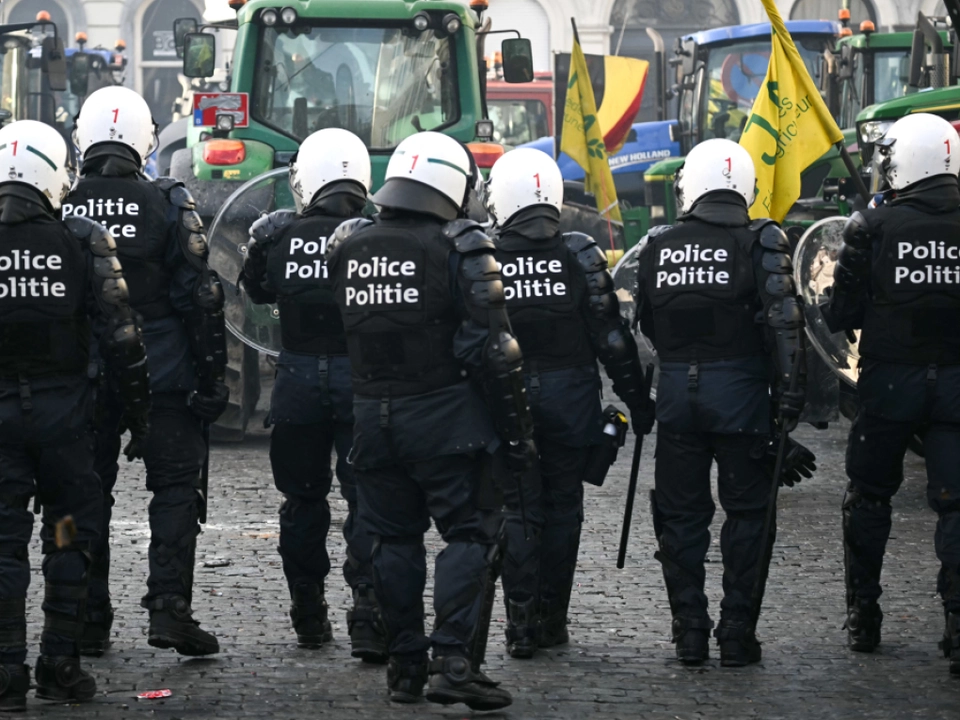 Polizei hält demonstrierende Bauern in Brüssel in Schach
