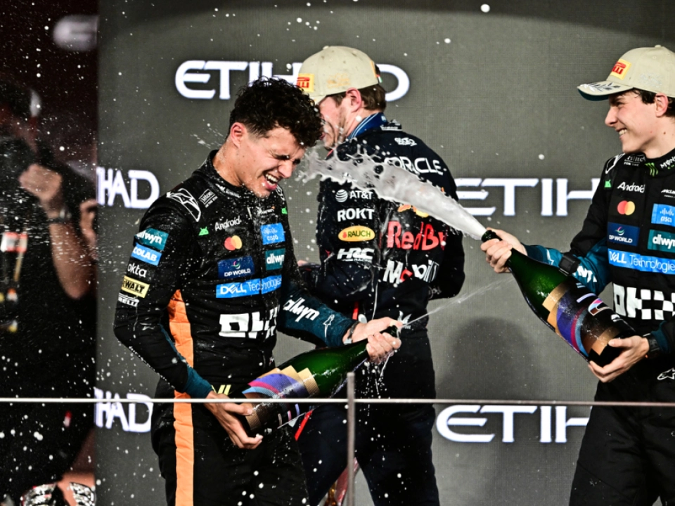 Schampusdusche für Lando Norris von Oscar Piastri
