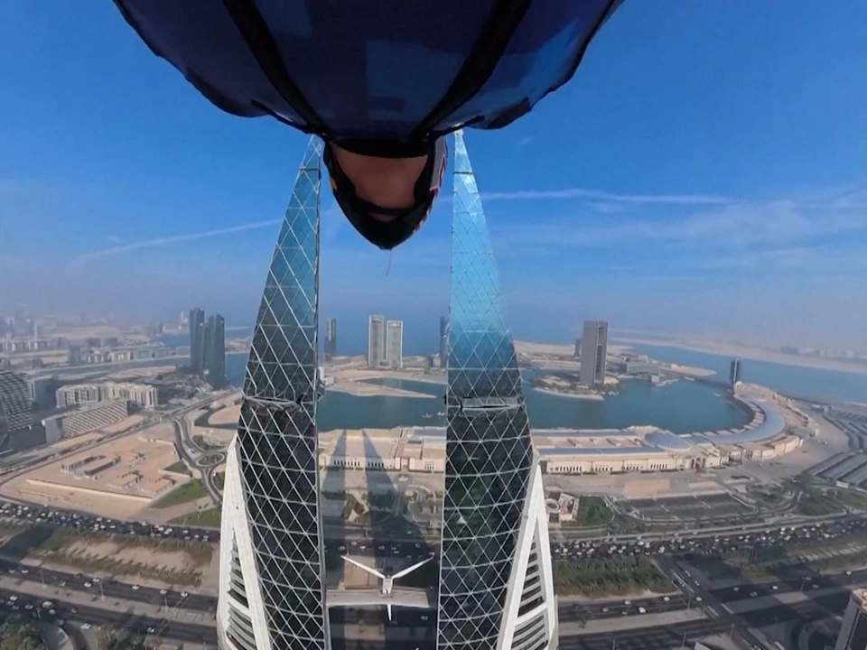 Spektakulärer Wingsuit-Flug durch Wolkenkratzer