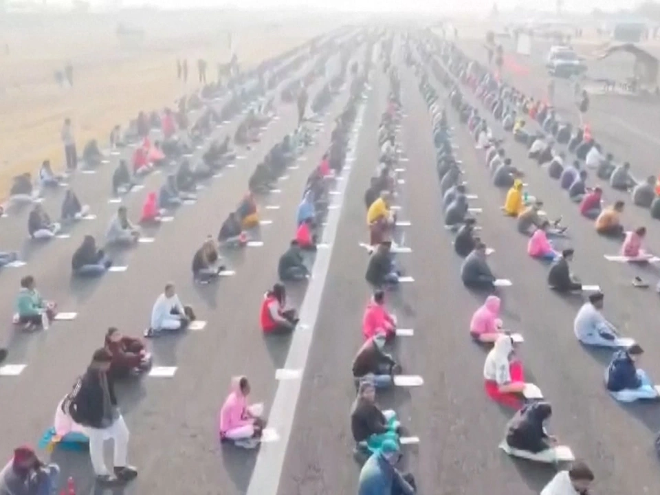 Tausende Bewerber: Aufnahmeprüfung auf Landebahn