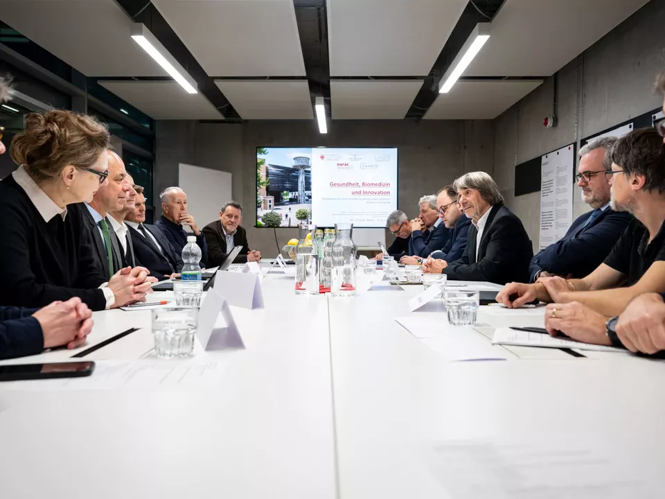Im Gespräch zum Ausbau der Kooperation Bozen–Berlin zur Forschung im Gesundheitsbereich: (Von links nach rechts) Britta Siegmund, Britta Eickholt, Joachim Seybold, Frank Heppner, Ulrich Stofner, Roland Psenner, Peter Pramstaller, Stephan Ortner, Josef Widmann, Horand Meier, Christian Kofler, Landesrat Hubert Messner, Michael Mayr, Markus Ralser und Manuel Gatto.