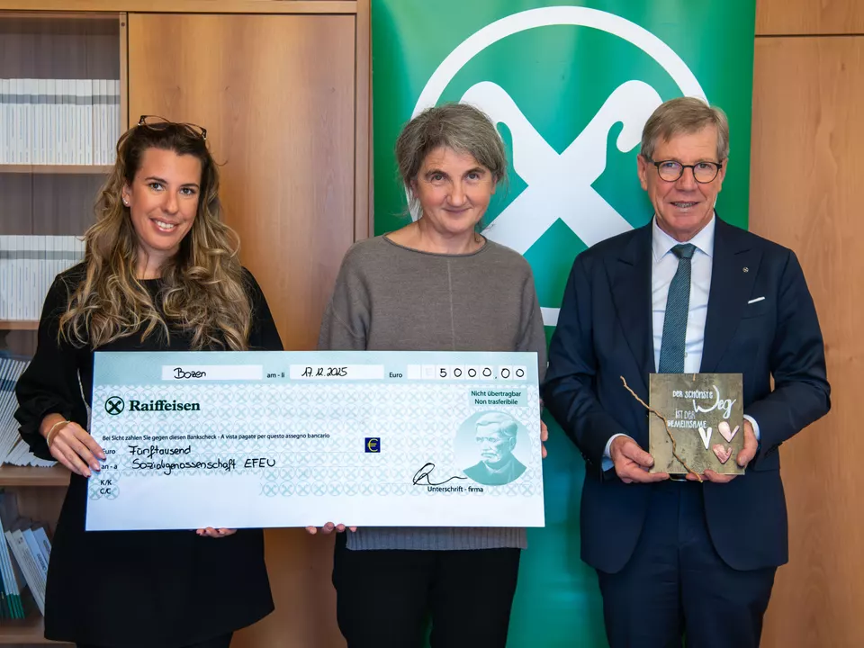 Herbert Von Leon, Obmann des Raiffeisenverbandes Südtirol, übergibt die Weihnachtsspende aus dem Raiffeisen Hilfsfonds in der Höhe von 5.000 Euro an die Sozialgenossenschaft Efeu, vertreten durch Giulia Zecca, Leiterin der Tagesstätte, und Obfrau Maria Theresia Noflatscher.
