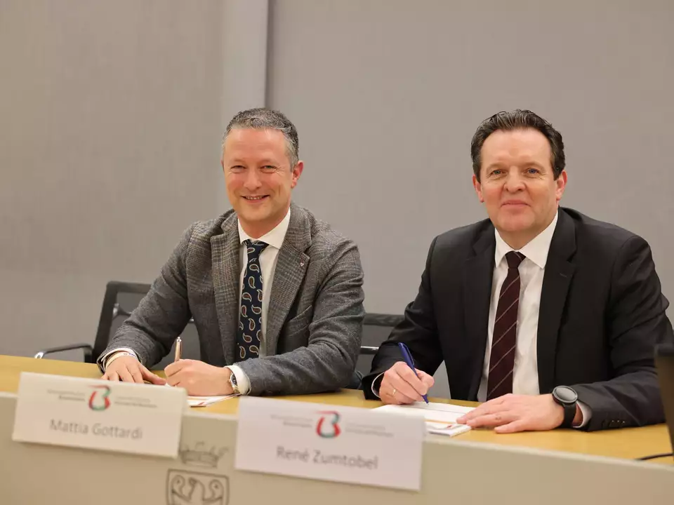 Unterzeichnung des neuen iMONITRAF!-Abkommens In Trient mit den Landesräten Mattia Gottardi (Trentino, links), René Zumtobel (Tirol, rechts) und Daniel Alfreider (nicht im Bild).