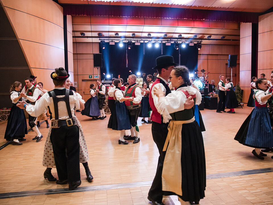Glanzvolle-Ballnacht-der-S-dtiroler-Bauernjugend