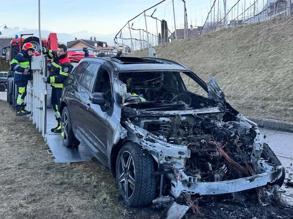 Tisens-Hybridfahrzeug-brennt-v-llig-aus