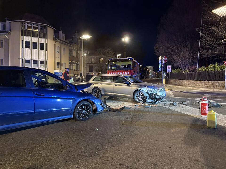 Zwei-Leichtverletzte-bei-Frontalzusammensto-in-Auer