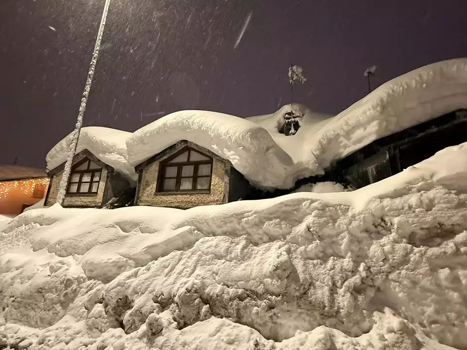 Häuser von Schnee erdrückt Italien