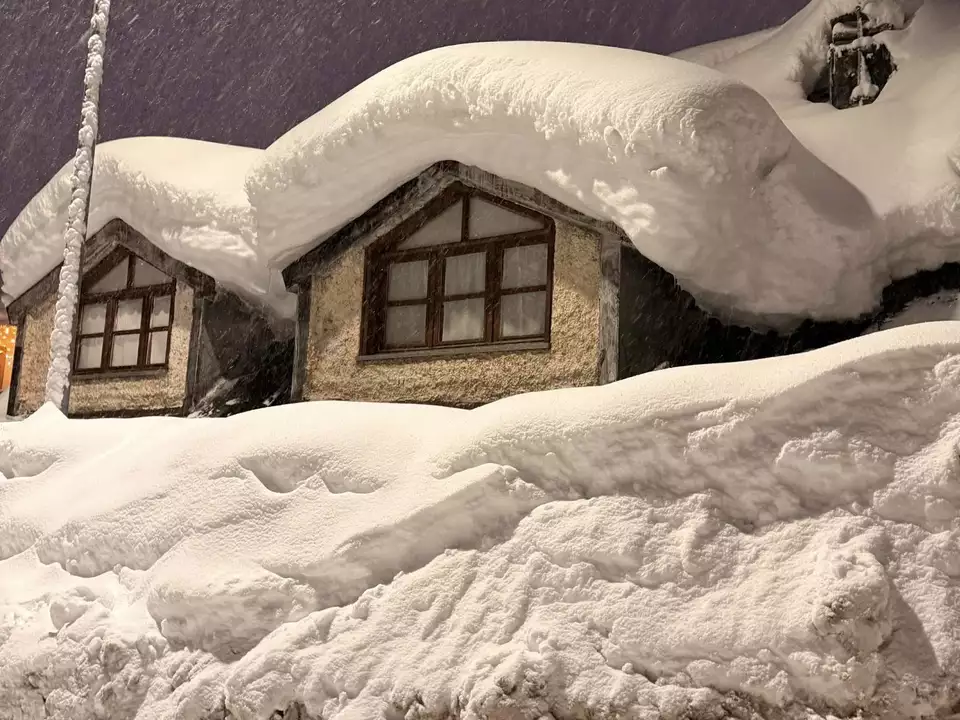 Häuser von Schnee erdrückt Italien