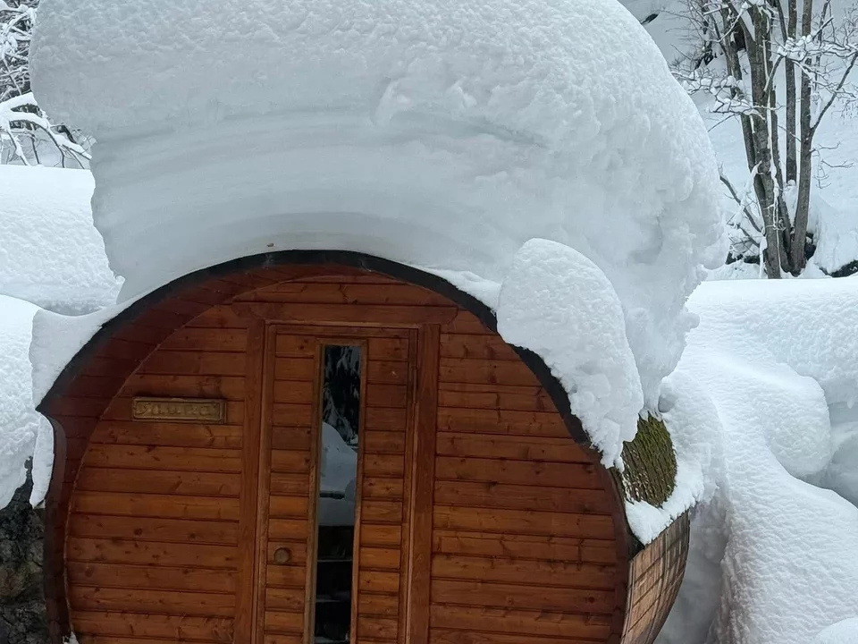 Schneelast drückt auf Sauna