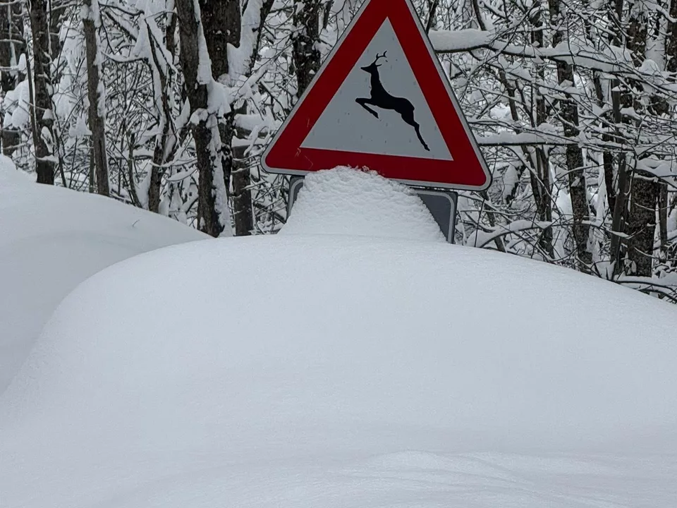 So viel Schnee in der Provinz cuneo in Italien, schild kaum zu sehen
