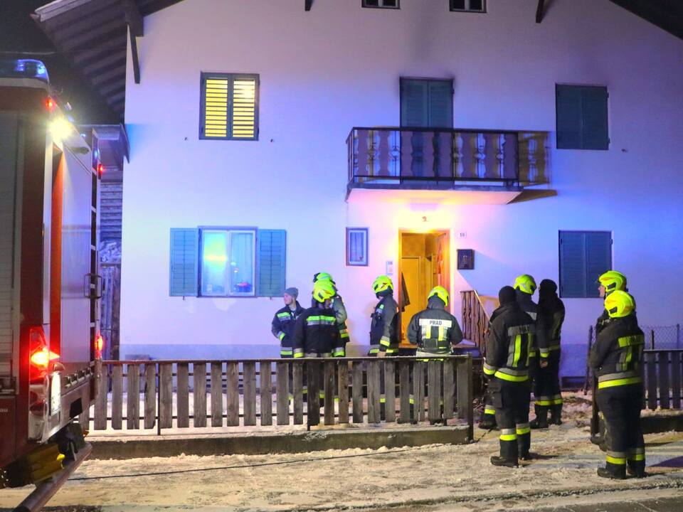 Mann-k-mpft-gegen-Flammen-in-seiner-eigenen-Wohnung
