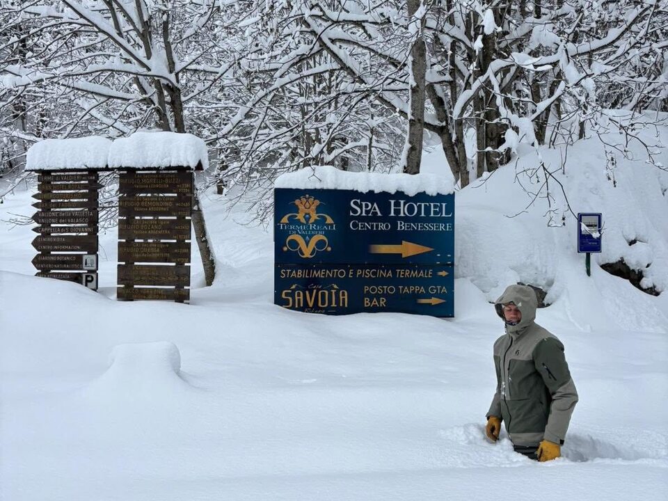 Italien-Wanderer-versinkt-fast-im-Schnee