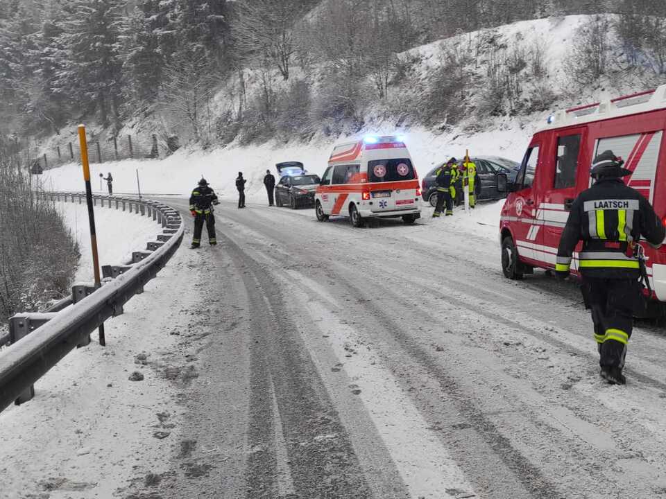 Starke-Schneef-lle-sorgen-f-r-zahlreiche-Feuerwehreins-tze