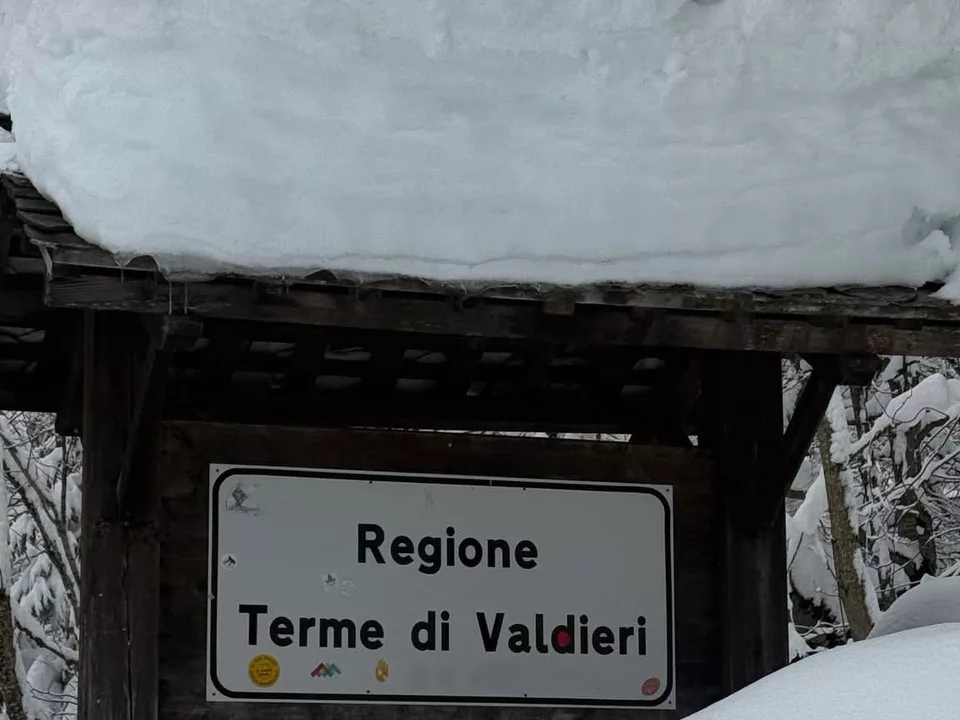 Fast vom Schnee erdrücktes Schild