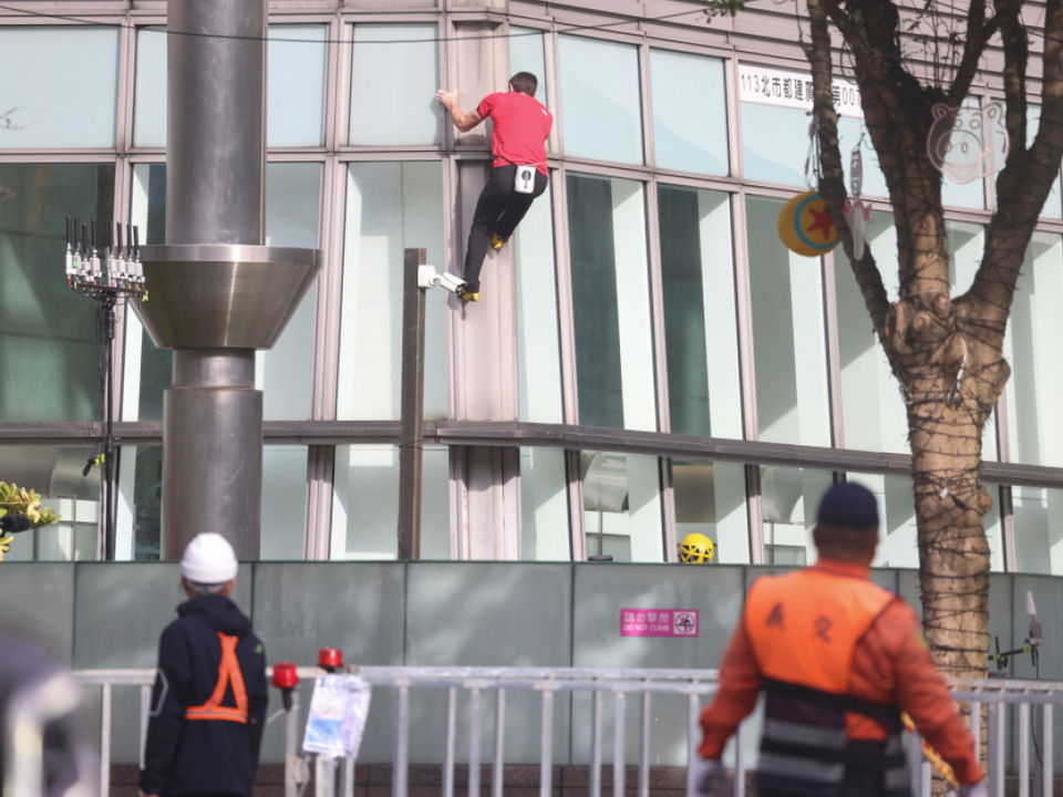 US-Freeclimber-startet-Wolkenkratzer-Aktion-in-Taiwan