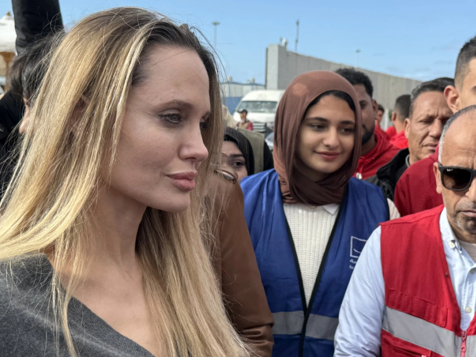 Angelina Jolie mit Mitarbeitern des Roten Halbmonds in Rafah
