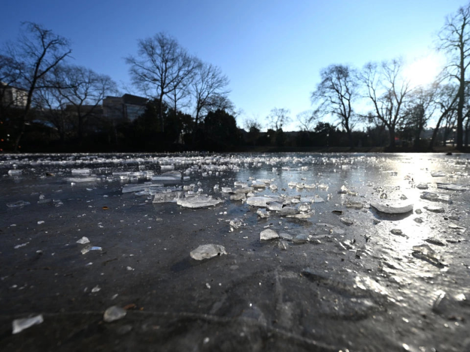 Auch Stolpergefahr auf natürlichen Gewässern höher Winter Eis