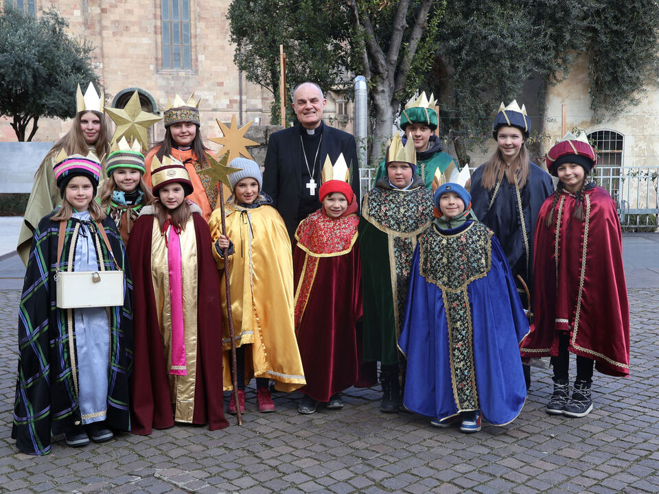 Sternsinger-aus-Innerratschings-zu-Besuch-bei-Bischof-Ivo-Muser