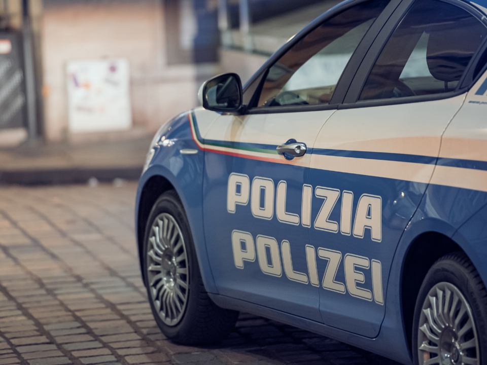 Verfolgungsjagd-mit-Hocker-und-Glasflaschen