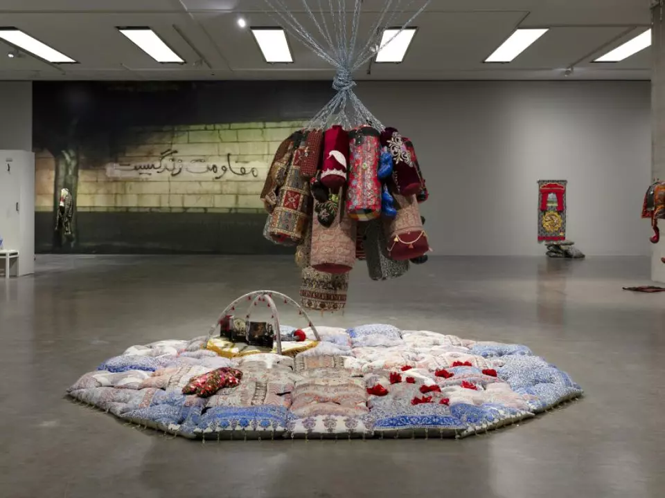 Kunsthalle Wien zeigt “Bildgewänder” im Trainingsraum