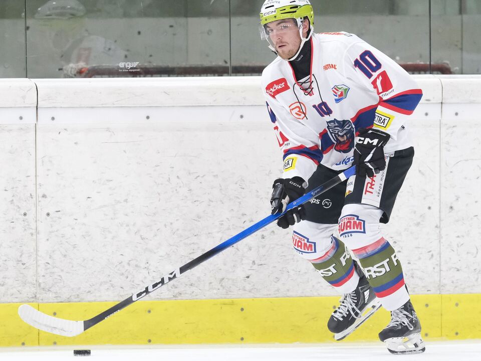 Derbysieg-zum-Jahresstart-Rittner-Buam-SkyAlps-jubeln-in-Neumarkt