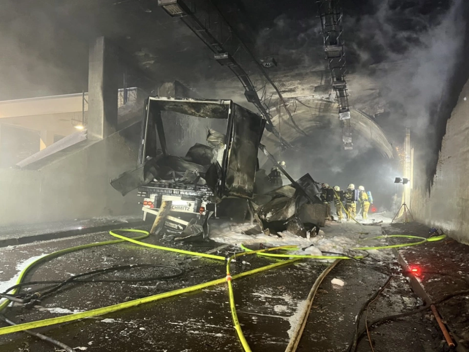 Der Brand am Freitagabend hat schwere Schäden im Tunnel verursacht