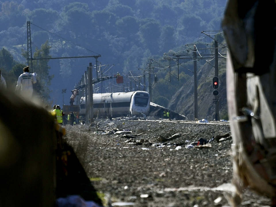 Mehrere-Verletzte-bei-Kollision-von-Zug-mit-Kran-in-Spanien