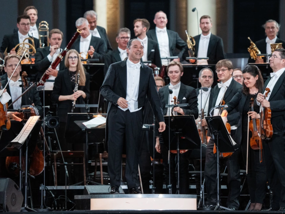 Die Philharmoniker und Sokhiev beim Sommernachtskonzert 2025