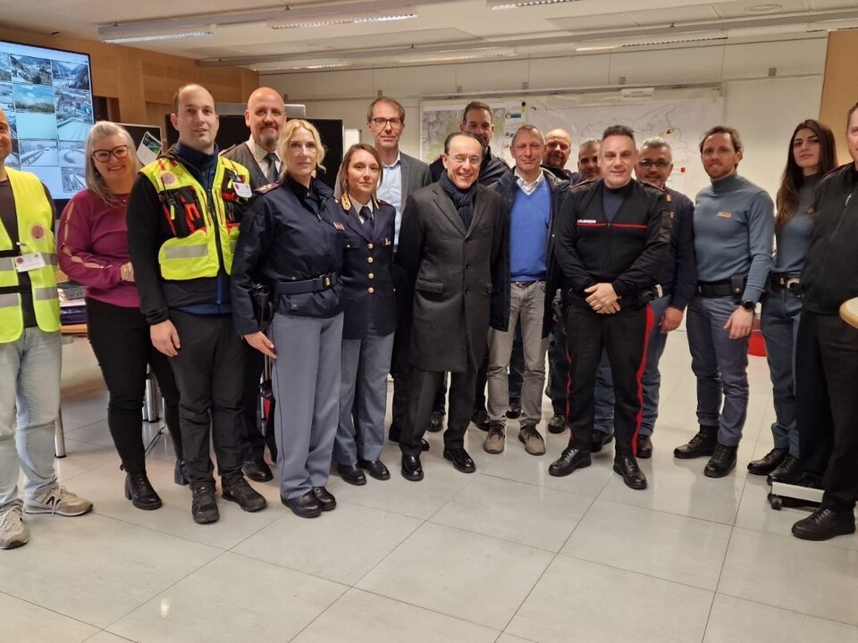 Qu-stor-besucht-gemeinsame-Einsatzzentrale-in-Bozen