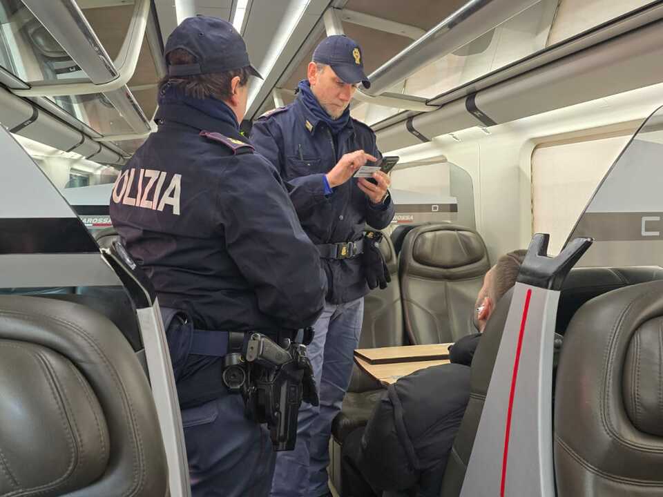 Passagierin-erlebt-Schock-im-Zug-Pl-tzlich-entbl-t-er-sich