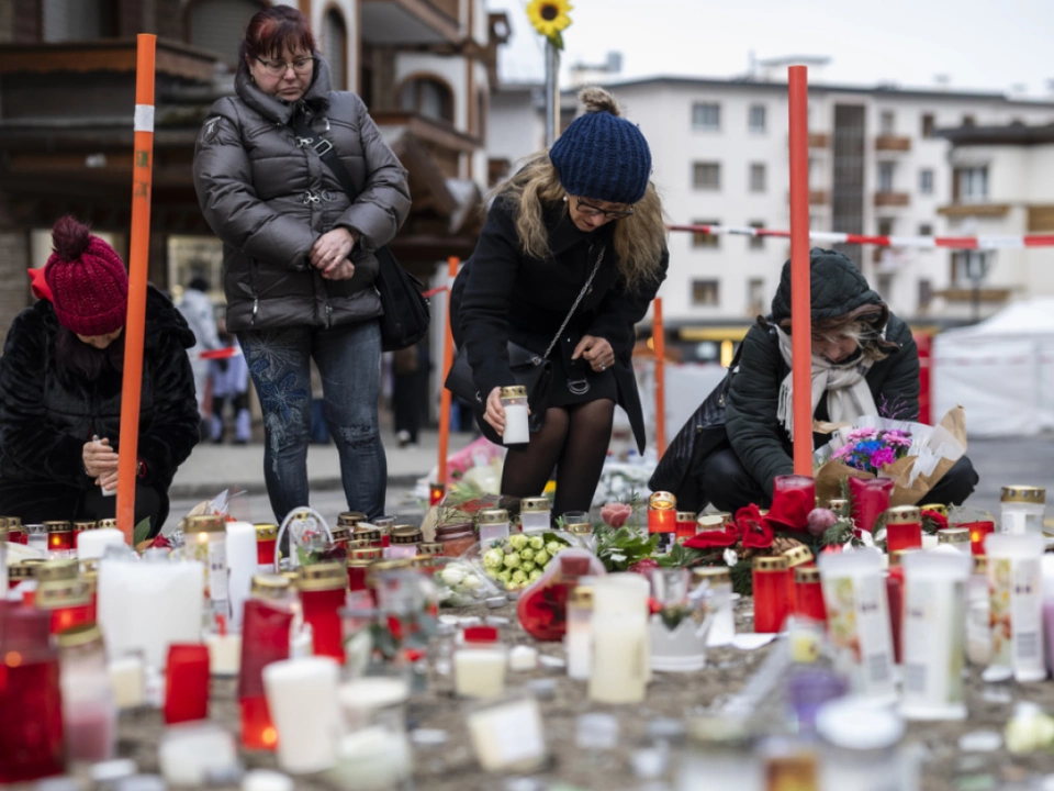 Menschen gedenken nahe des Unglücksorts der vielen Brandopfer