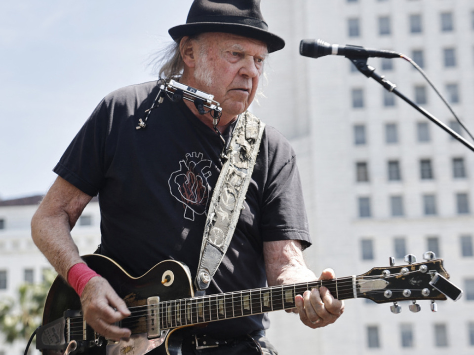 Neil-Young-zieht-aus-Protest-seine-Musik-von-Amazon-ab