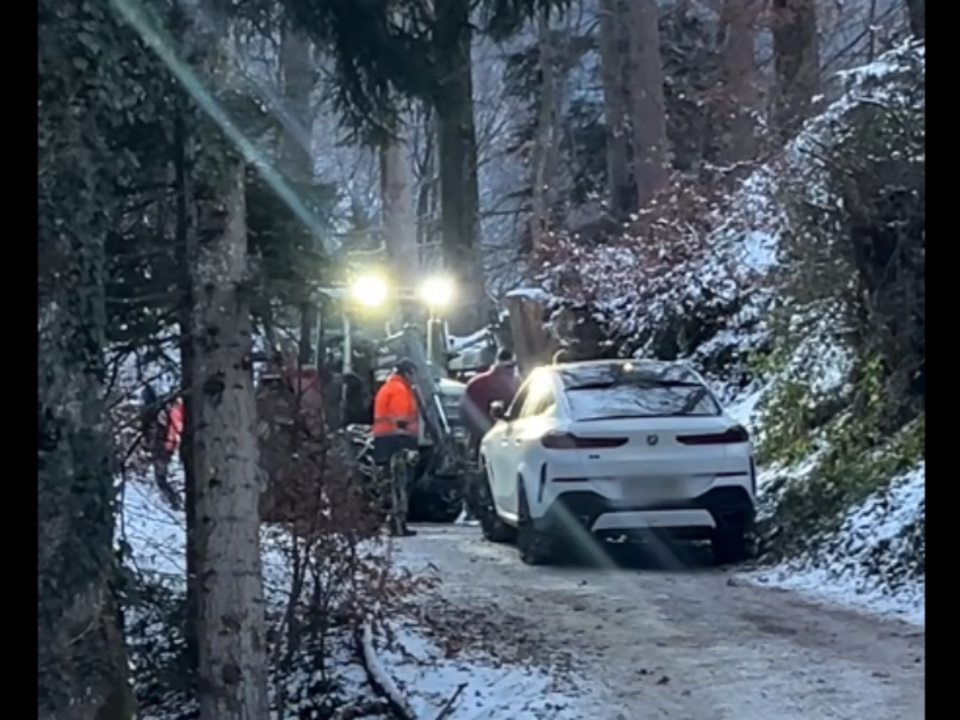 Tourist-wollte-mit-Sommerreifen-auf-den-Berg