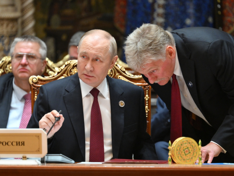 Peskow (r.) gab keine Reaktion Putins auf den Vorschlag bekannt