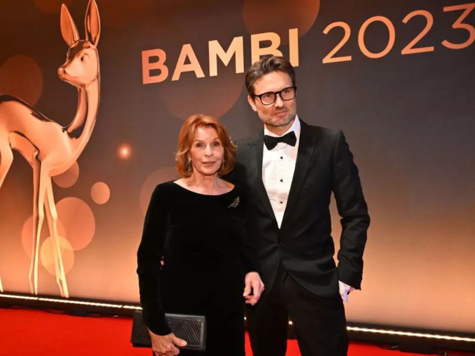 Senta Berger mit Simon Verhoeven bei der Bambi-Verleihung
