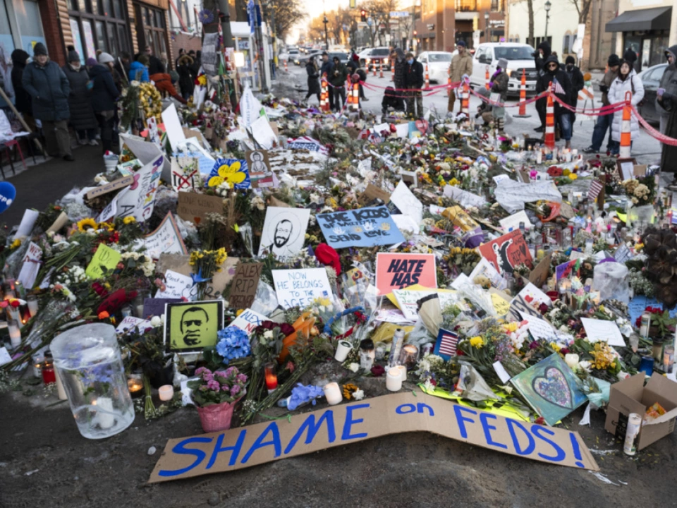 Trump lästert, während viele gedenken