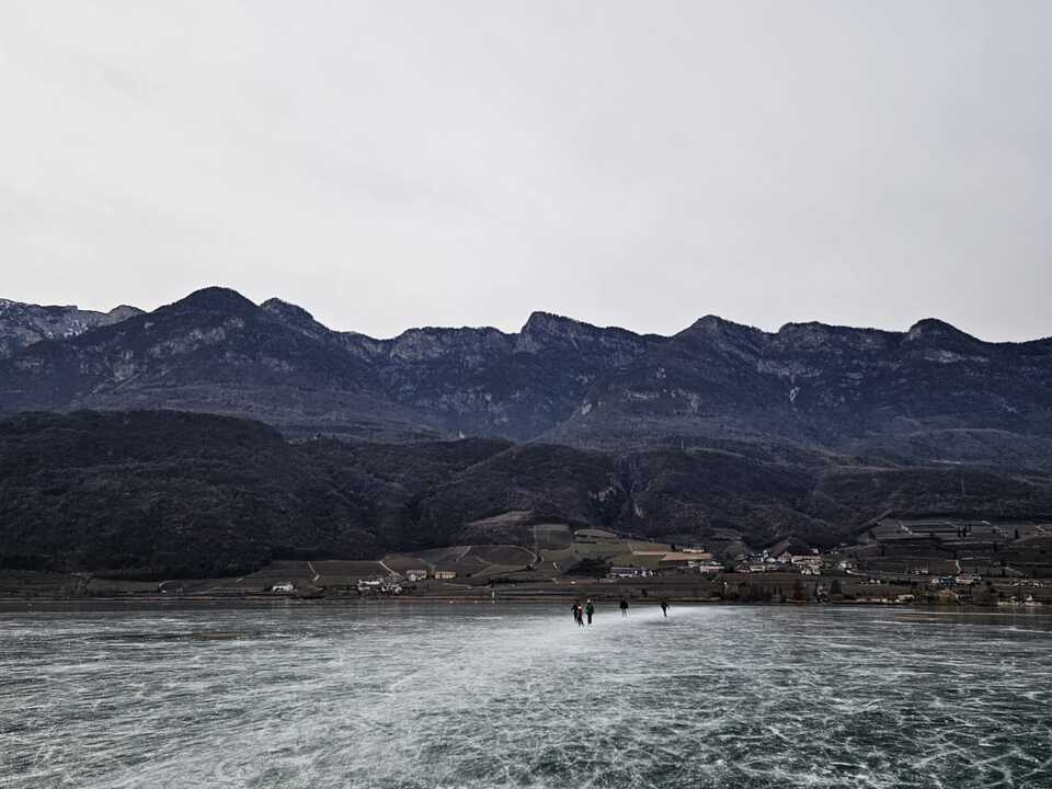 Zwei-Unf-lle-am-zugefrorenen-Kalterer-See