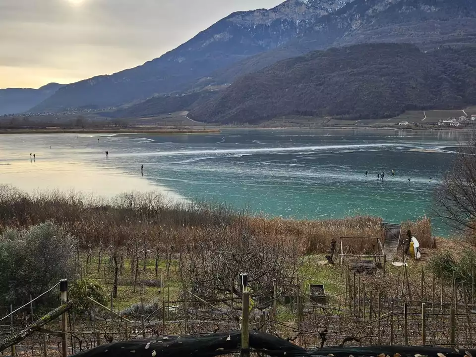 Winterliche Postkartenidylle am Kalterer See
