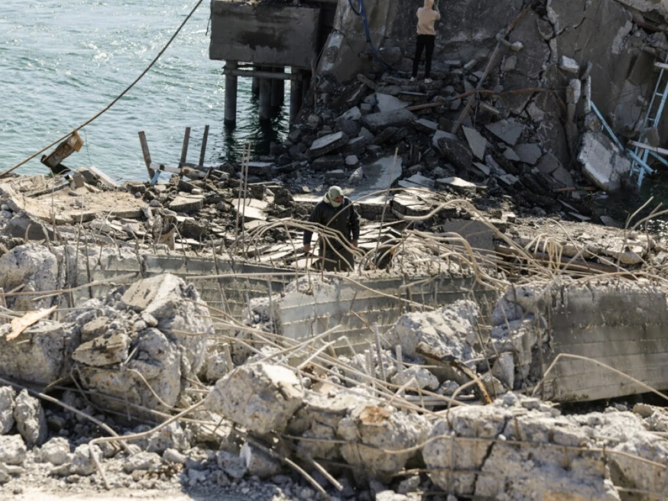 Zerstörte Brücke am Euphrat bei Raqqa