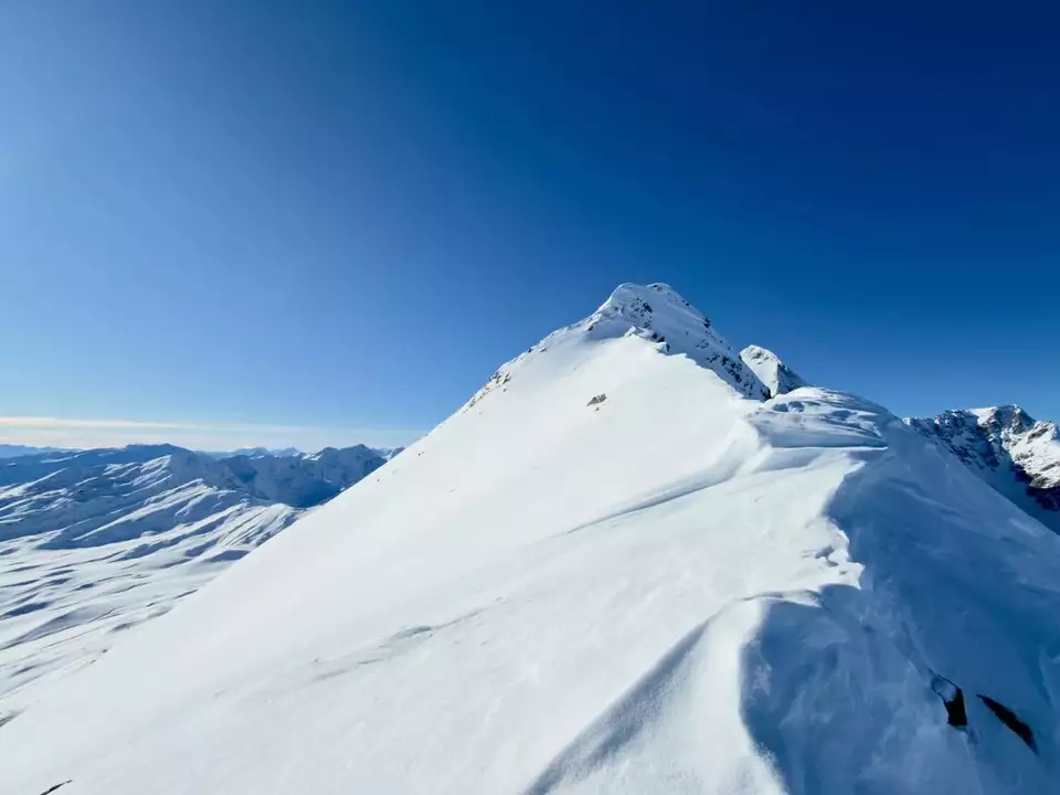 Lawinenstufe 4 ignoriert: Deutsche Skibergsteiger lösen Schneebrett aus – einer wird verschüttet