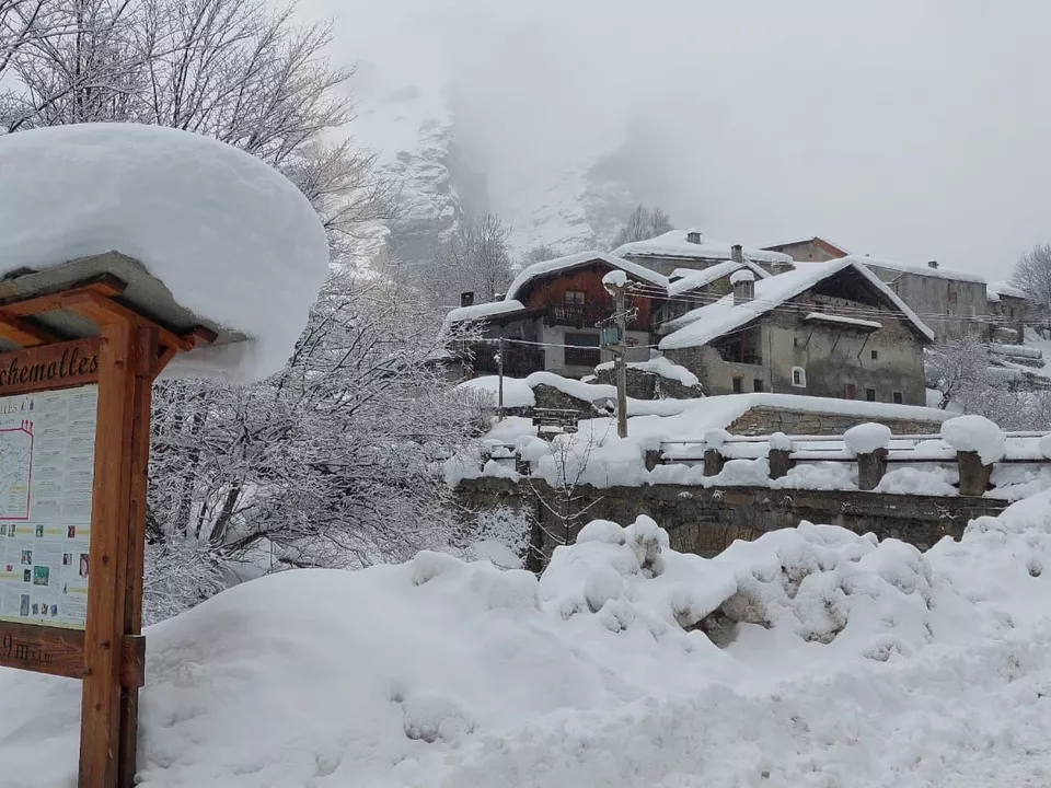 ROCHEMOLLES Dorf von Lawinen bedroht Schneemassen Italien