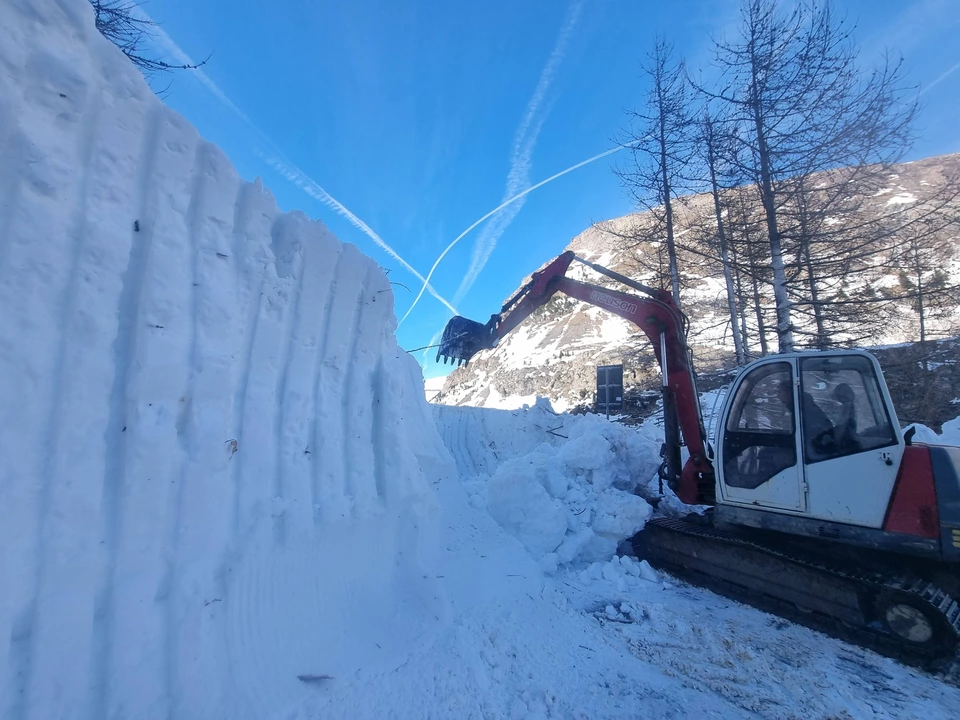 Alpenpass schneelawine räumung