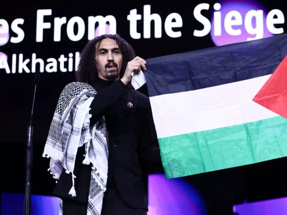 Abdallah Alkhatib entrollte die Palästina-Flagge