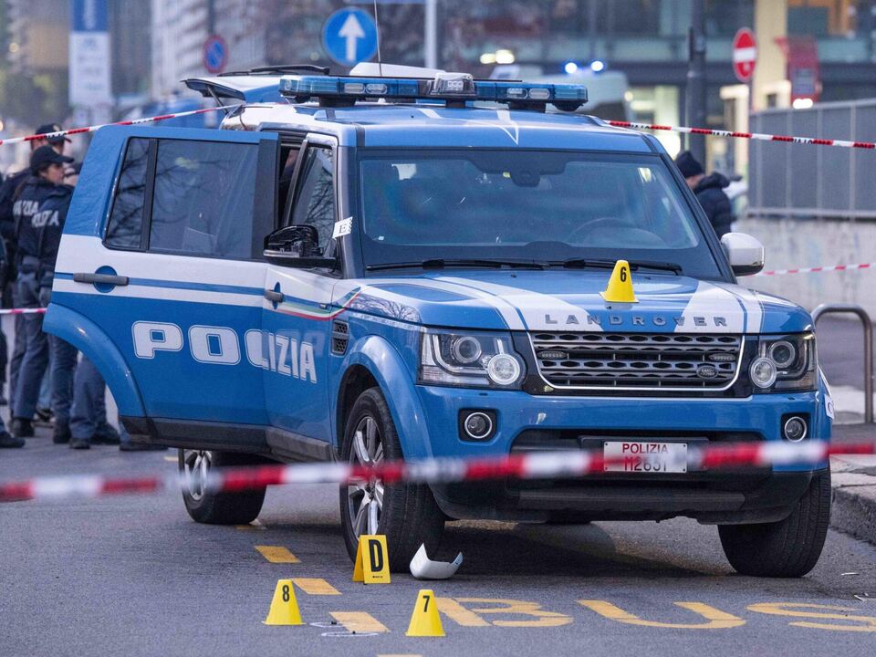 Mailand-Unbekannter-stiehlt-Wachmann-Pistole-und-schie-t-auf-die-Polizei