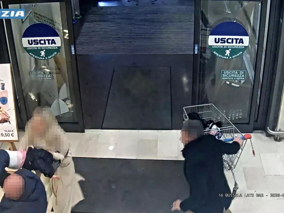 Un fermo immagine tratto dal video della Polizia riprende il momento del tentato rapimento di una bambina di un anno da parte di un cittadino rumeno in un supermercato. La bambina ha riportato una frattura al femore. Bergamo 15 febbraio 2026 athesiadruck2_20260215175939431_7540cecc0f55f17be16d5df64095283b