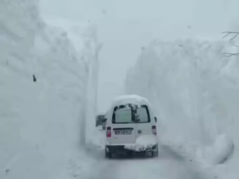 Schneemauern wie Hochhäuser: Bulldozer räumen in Savoyen meterhoch verschneite Straßen frei