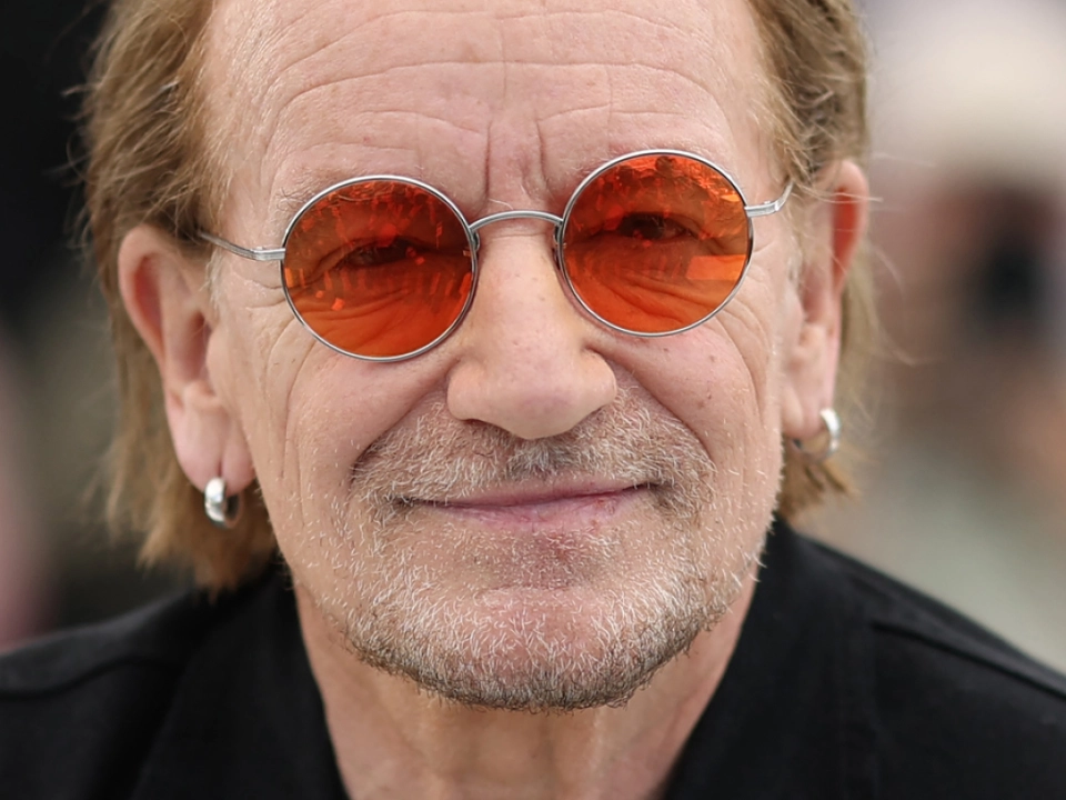 Bono singt Lieder des Trotzes und der Bestürzung