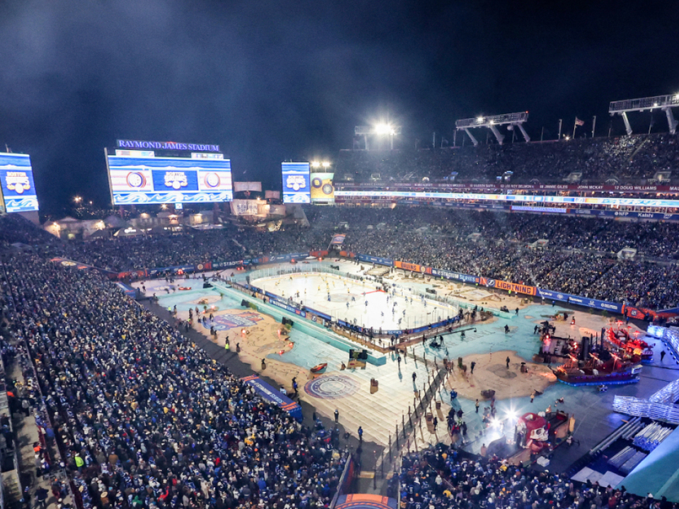 Tampa-Bay-gewinnt-Torfestival-im-NHL-Freiluftspiel