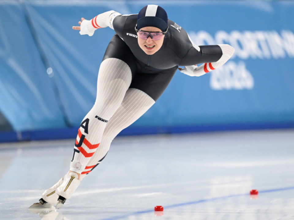 Eisschnelll-uferinnen-Herzog-und-Rosner-liefen-hintennach